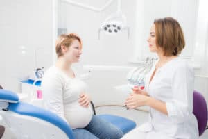 pregnant women visiting dentist